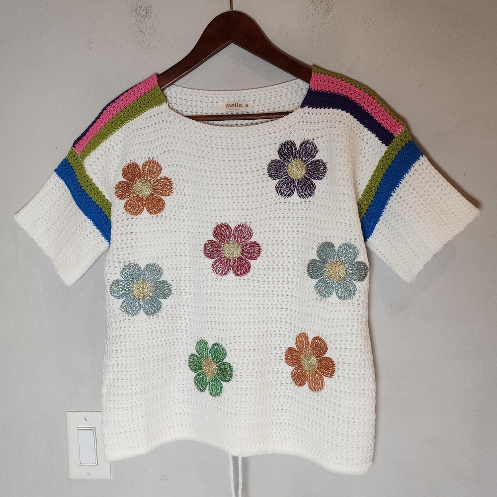 Mello Embroidered Flowers Knit Short Sleeve Top Size Large
